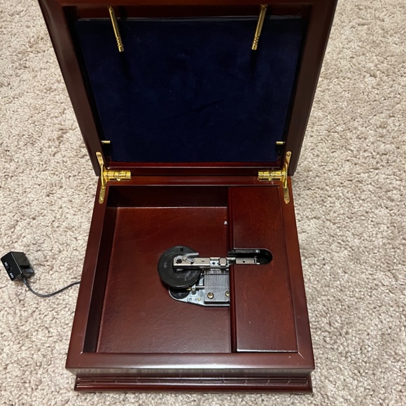 CROSLEY MUSIC WORKS METAL DISC MUSIC BOXES 🎶 NIB
Buy One Get one Free!  READ - 🎶 - Picture 3 of 7